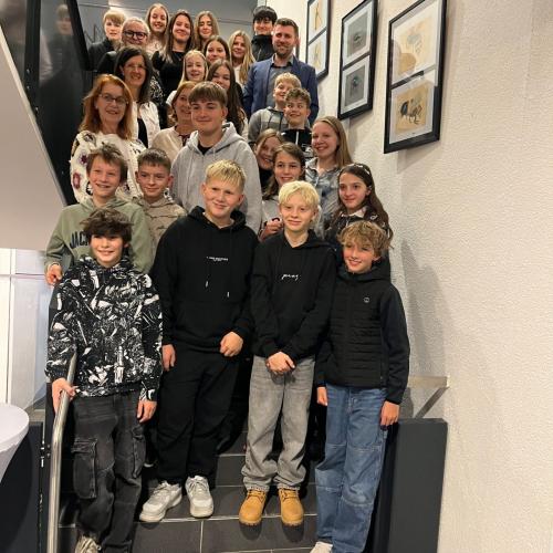 Schüler:innen bei der Vernissage