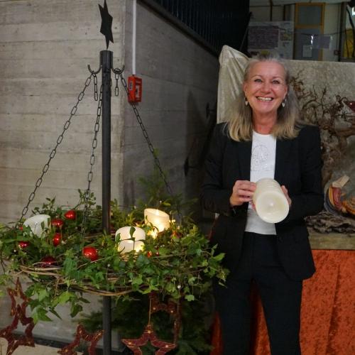 Adventkranz und Lehrperson