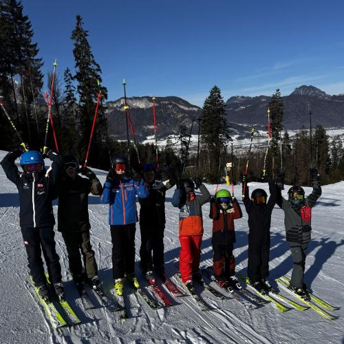 Schüler:innen der 1b beim Skitag
