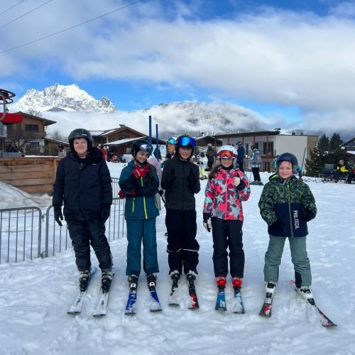 Schüler:innen beim Skifahren