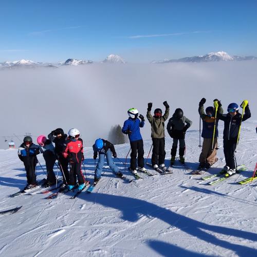 Schüler:innen beim Skifahren