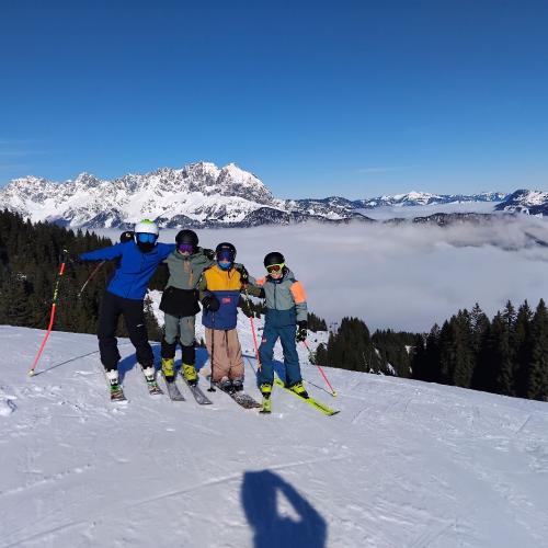 Schüler:innen beim Skifahren