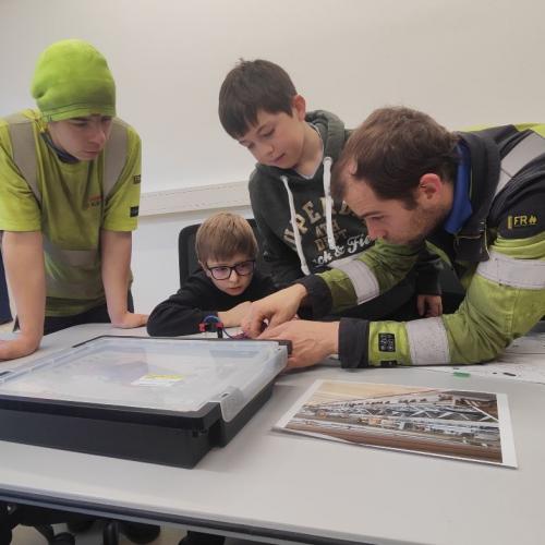 Schüler:innen beim MINT-Workshop