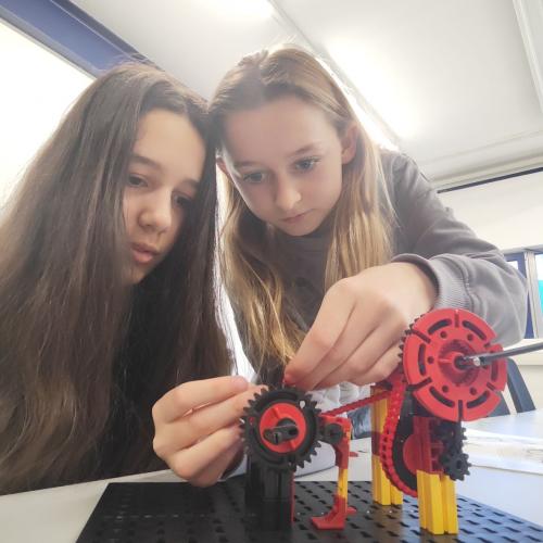 Schüler:innen beim MINT-Workshop