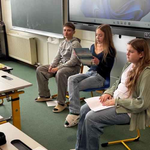 Schüler:innen lesen beim Österreichischen Vorlesetag