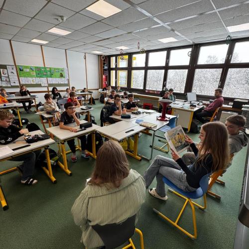 Schüler:innen lesen beim Österreichischen Vorlesetag