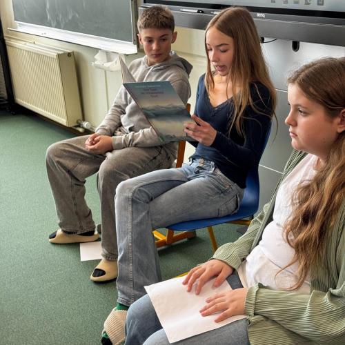 Schüler:innen lesen beim Österreichischen Vorlesetag