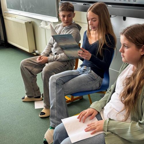 Schüler:innen lesen beim Österreichischen Vorlesetag