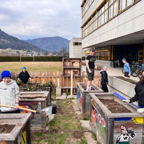 Schüler:innen bei der Gartenarbeit