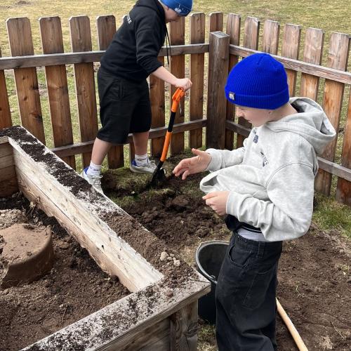 Schüler bei der Gartenarbeit