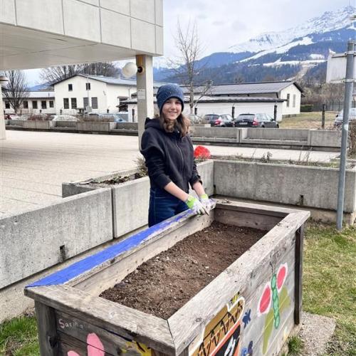Schülerin bei der Gartenarbeit
