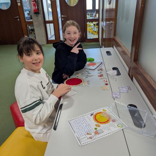 Schüler:innen der 1c beim "Pizzabacken"