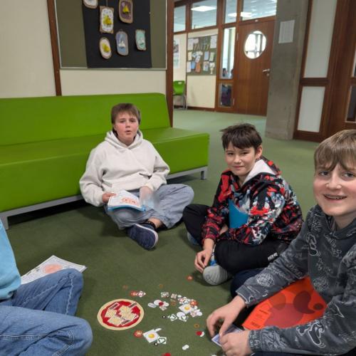 Schüler:innen der 1c beim "Pizzabacken"