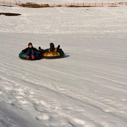 Schüler:innen der 3d beim Snowtubing in Kössen