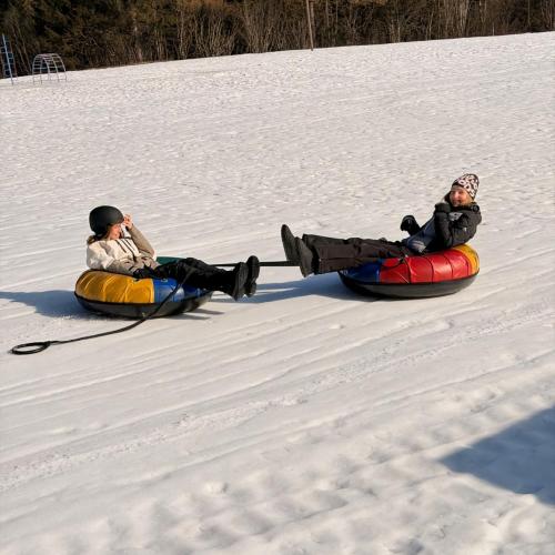 Schüler:innen der 3d beim Snowtubing in Kössen
