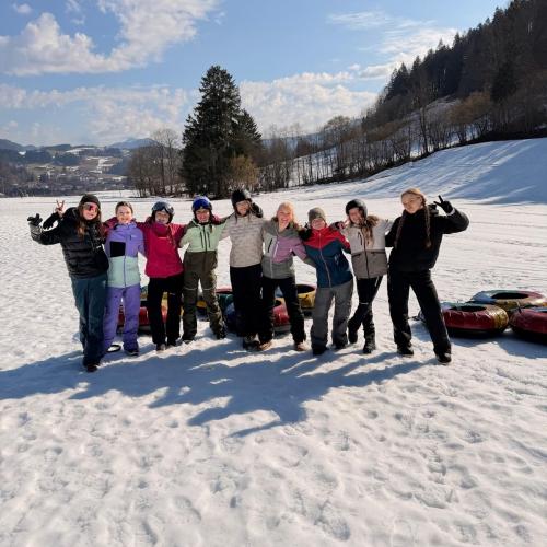 Schüler:innen der 3d beim Snowtubing in Kössen