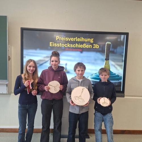 Schüler:innen bei der Preisverleihung