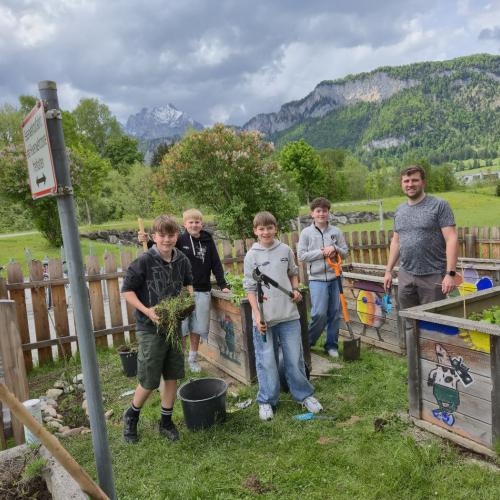 Schüler:innen im Schulgarten