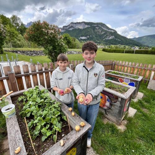 Schüler im Schulgarten