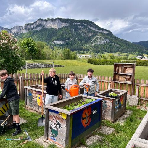 Schüler im Schulgarten