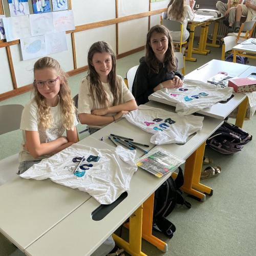 Buddys mit Buddy-Shirts