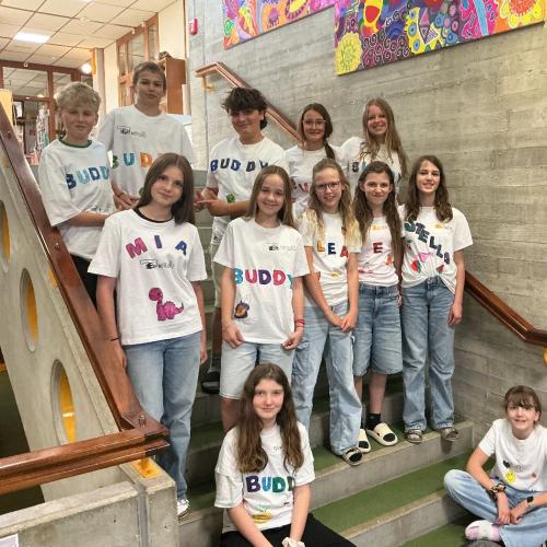 Buddys mit Buddy-Shirts
