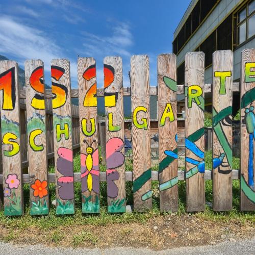 Kreative Gestaltung Schulzaun