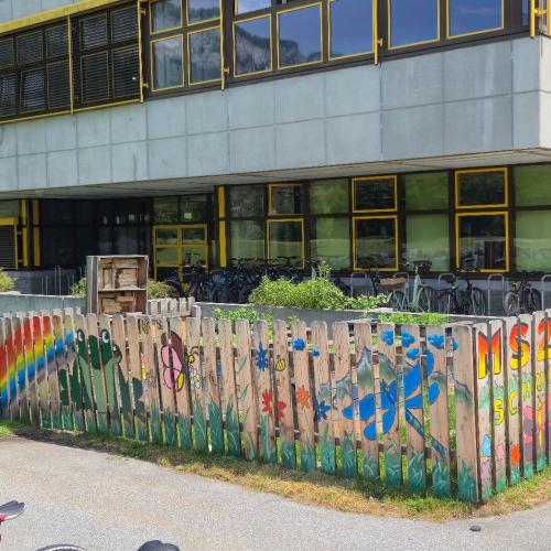 Kreative Gestaltung Schulzaun