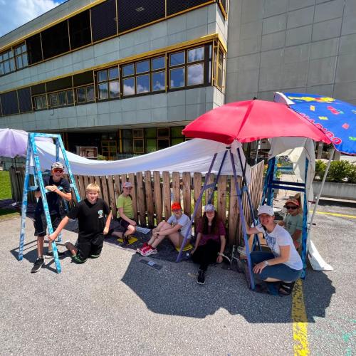 Kreative Gestaltung Schulzaun