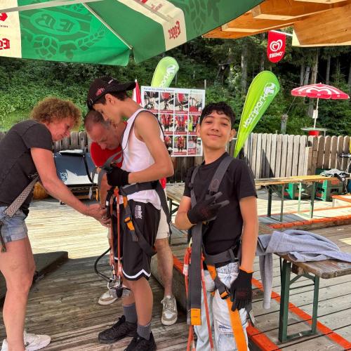 Schüler:innen beim Klettern im Hochseilgarten
