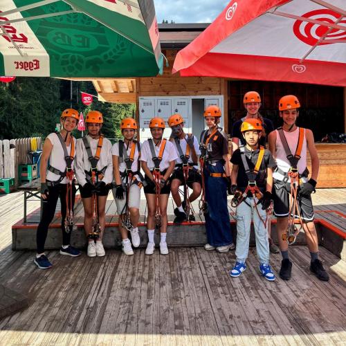 Schüler:innen beim Klettern im Hochseilgarten
