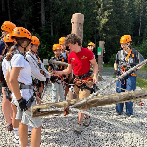 Schüler:innen beim Klettern im Hochseilgarten