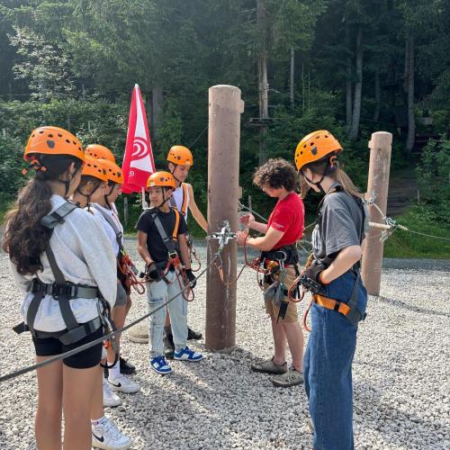 Schüler:innen beim Klettern im Hochseilgarten
