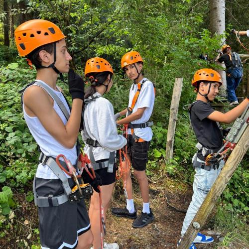Schüler:innen beim Klettern im Hochseilgarten