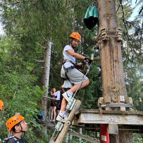 Schüler:innen beim Klettern im Hochseilgarten