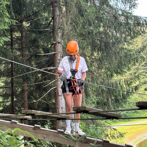 Schüler:innen beim Klettern im Hochseilgarten