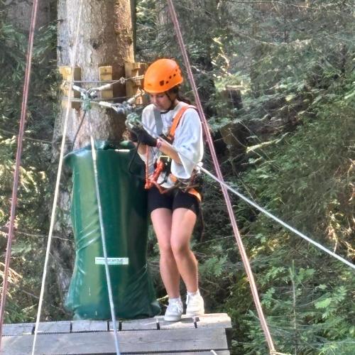Schüler:innen beim Klettern im Hochseilgarten