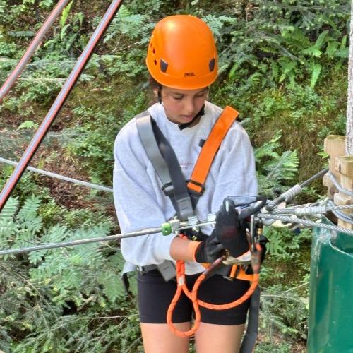 Schüler:innen beim Klettern im Hochseilgarten