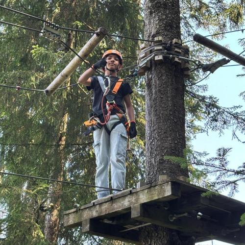 Schüler:innen beim Klettern im Hochseilgarten