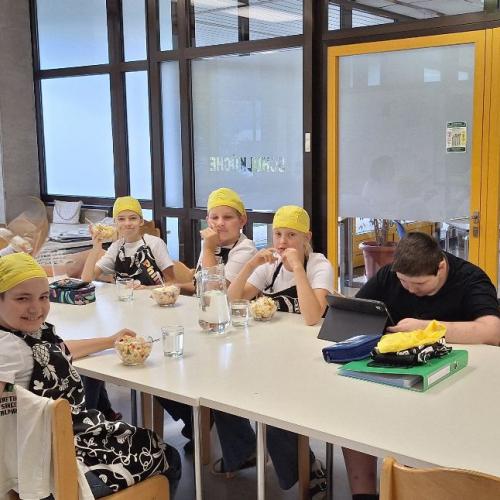 Kinder am Esstisch.