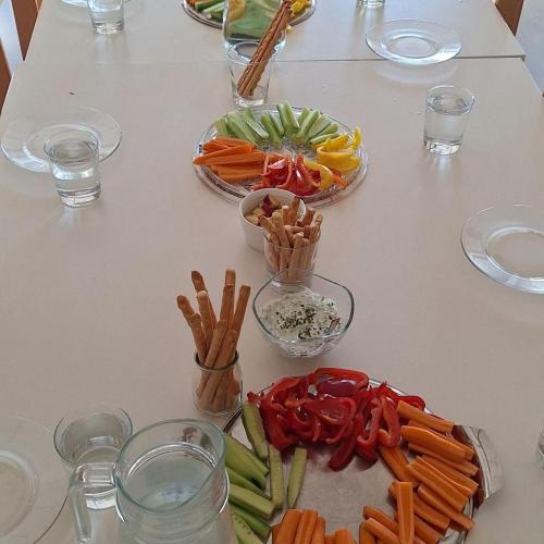 Esstisch mit Essen