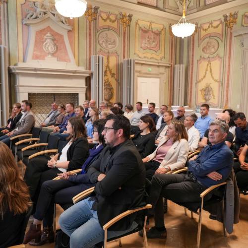 Menschen in einem historischen Saal.