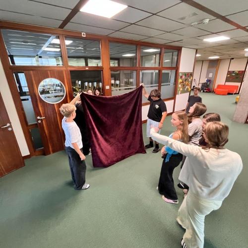 Buddyübungen für die 1. Klassen im Schulgang