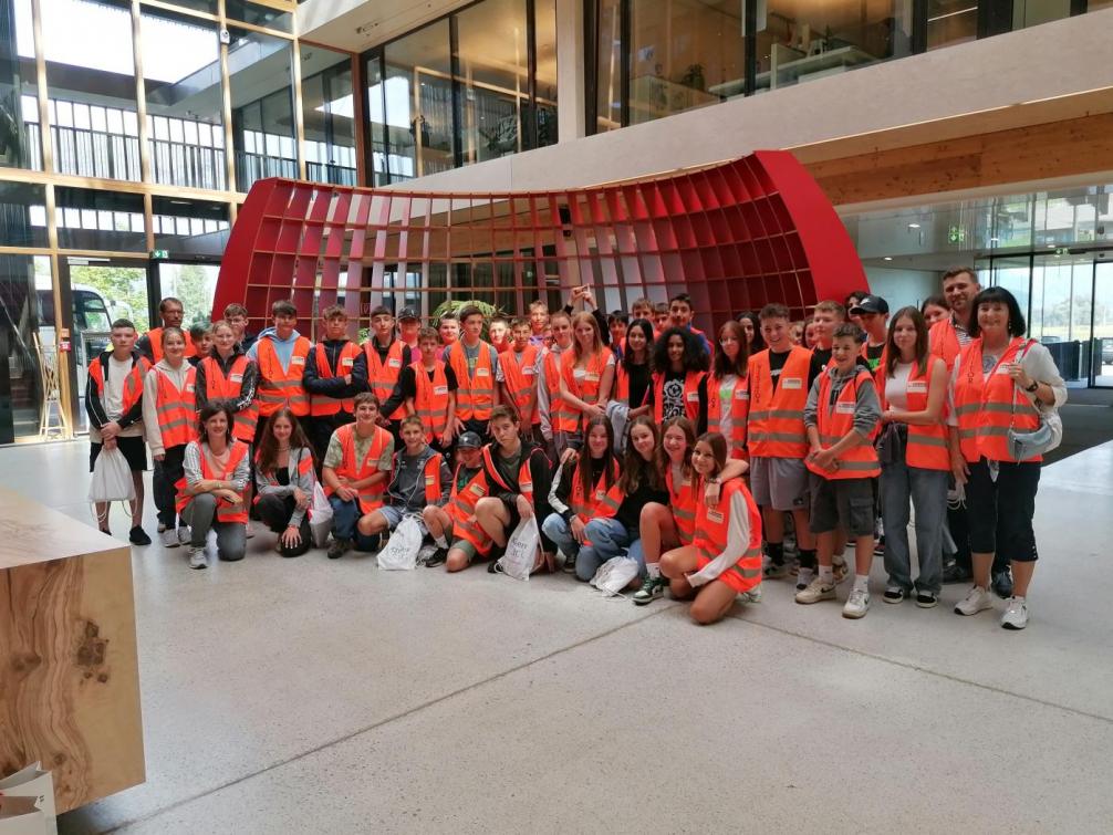 Gruppenbild der 4. Klassen beim Eggerwerk