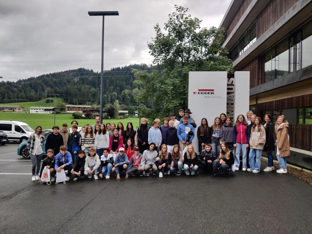 Schüler:innen beim Egger-Werk in St. Johann