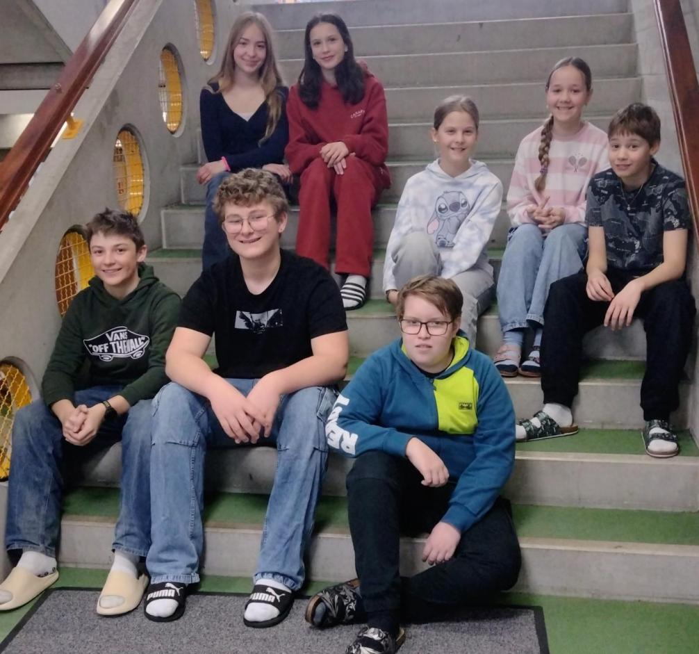 Schüler:innen beim Handyexperiment