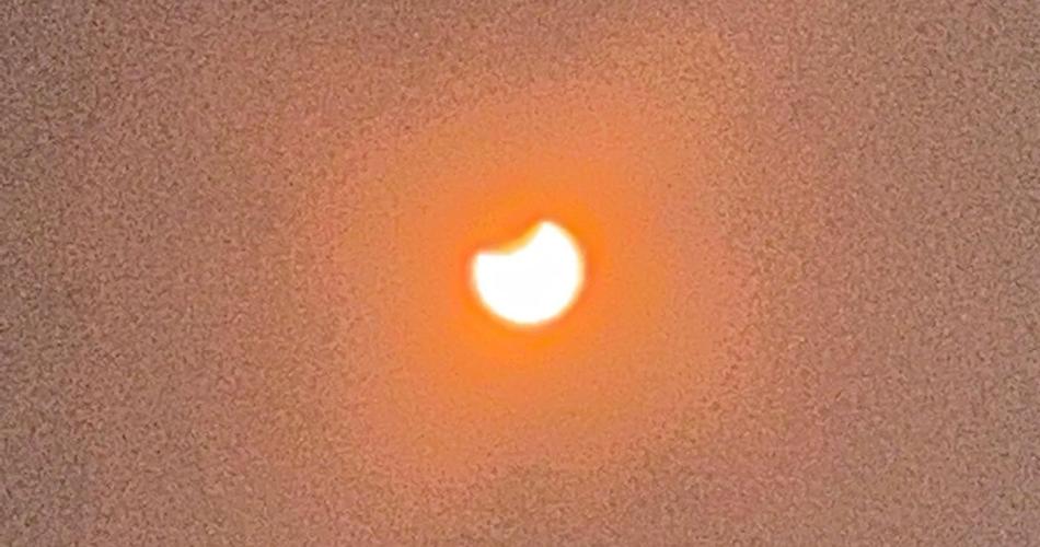 Partielle Sonnenfinsternis, wobei der Mond einen Teil der Sonne bedeckt.