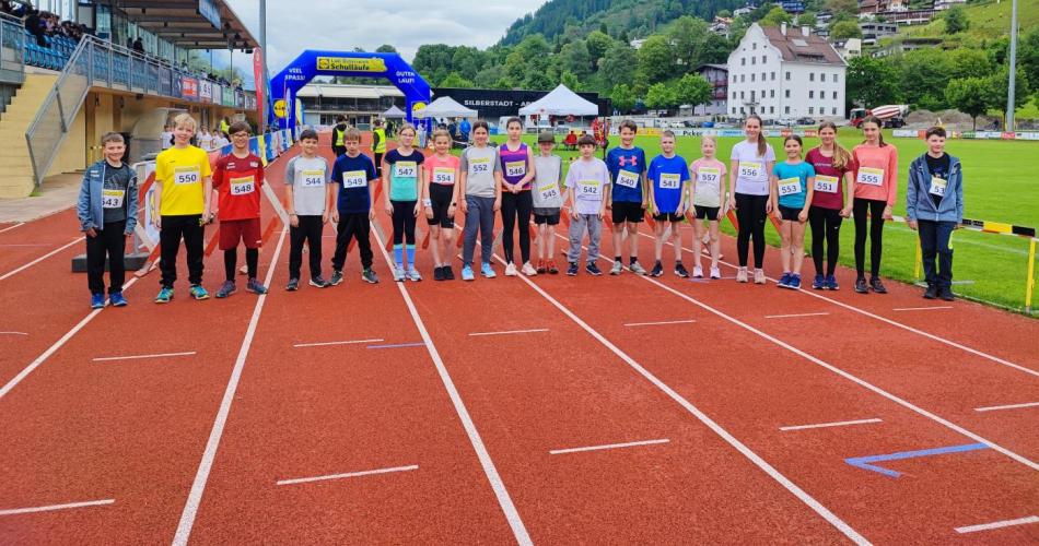 Gruppenfoto der Schüler:innen beim Laufcup