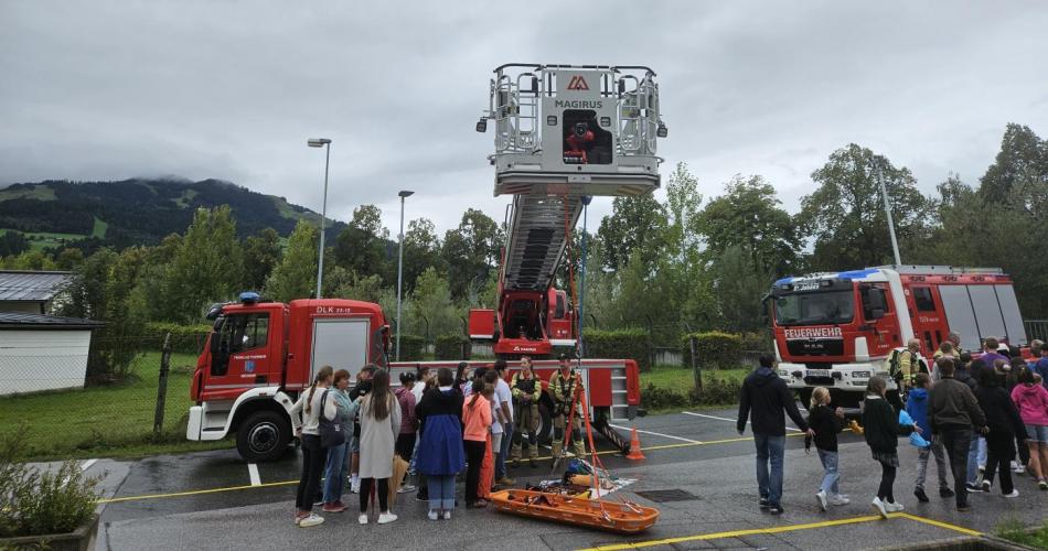 Feuerwehr mit Drehleiter und Kindern