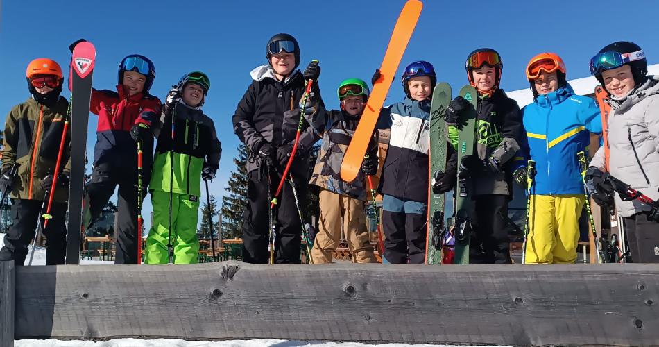 Schüler:innen beim Skifahren